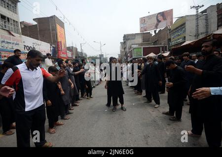 Peshawar, Khyber Pakhtunkhwa, Pakistan. 8. August 2022. Schiitische Muslime geißeln sich während der Prozession zum Ashura-Tag in Peshawar, Pakistan, am 08. August 2022. Schiitische Muslime beobachten den heiligen Monat Muharram, dessen Höhepunkt das Aschura-Fest ist, das an das Martyrium von Imam Hussein, einem Enkel des Propheten Mohammed, in der Schlacht der irakischen Stadt Karbala im siebten Jahrhundert erinnert. (Bild: © Hussain Ali/Pacific Press via ZUMA Press Wire) Stockfoto