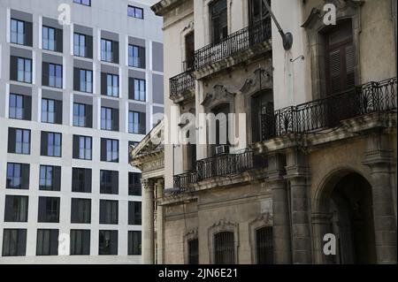 Stadtbild mit Panoramablick auf das neoklassizistische Gebäude der La Sociedad Nacional de la Cruz Roja Cubana im historischen Zentrum von Havanna, Kuba. Stockfoto