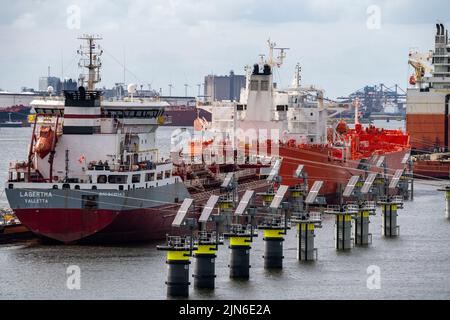 Petroleumhaven, Tanker warten auf neue Beladung im Hafen von Europoort, Ankerlinien als sogenannte digitale Delfine, angetrieben durch Photovoltaik, geben sie Stockfoto