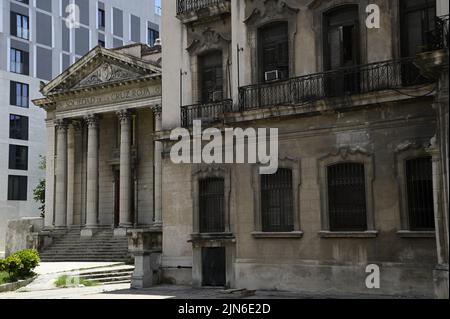 Stadtbild mit Panoramablick auf das neoklassizistische Gebäude der La Sociedad Nacional de la Cruz Roja Cubana im historischen Zentrum von Havanna, Kuba. Stockfoto