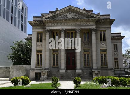 Stadtbild mit Panoramablick auf das neoklassizistische Gebäude der La Sociedad Nacional de la Cruz Roja Cubana im historischen Zentrum von Havanna, Kuba. Stockfoto