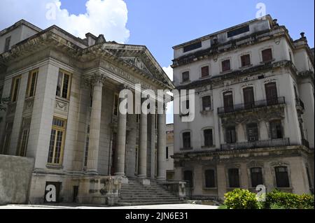 Stadtbild mit Panoramablick auf das neoklassizistische Gebäude der La Sociedad Nacional de la Cruz Roja Cubana im historischen Zentrum von Havanna, Kuba. Stockfoto