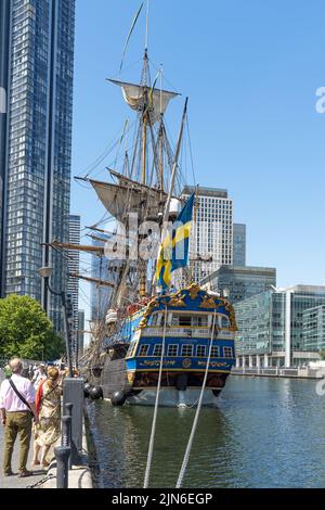 Die Göteborg von Schweden, eine Segelschiffnachbildung des schwedischen Ostindiamans Göteborg I. Alte Kanone ragt aus dem Holzschiff. London Stockfoto