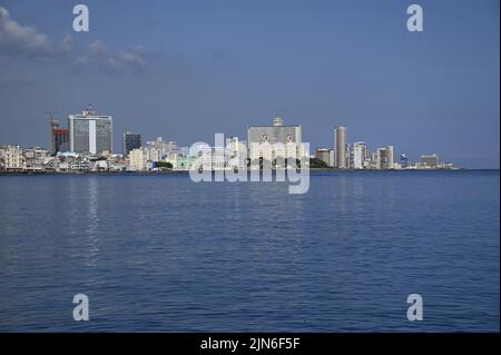 Seascape mit Panoramablick auf die berühmte Promenade Malecón mit Blick auf die Bucht von Caleta de San Lázaro in Havanna, Kuba. Stockfoto