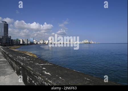 Seascape mit Panoramablick auf die berühmte Promenade Malecón mit Blick auf die Bucht von Caleta de San Lázaro in Havanna, Kuba. Stockfoto