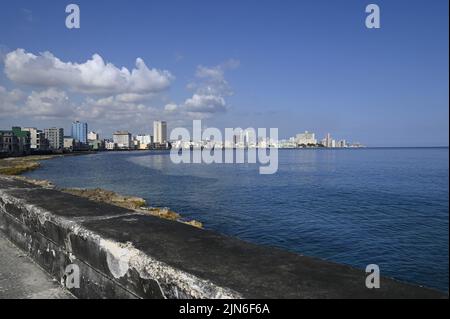 Seascape mit Panoramablick auf die berühmte Promenade Malecón mit Blick auf die Bucht von Caleta de San Lázaro in Havanna, Kuba. Stockfoto