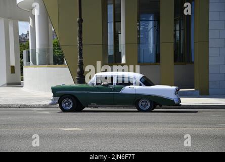 Landschaft mit Panoramablick auf eine Oldtimer-Limousine auf der Malecón Esplanade in Havanna, Kuba. Stockfoto