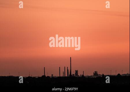 Bottrop, Deutschland. 08. August 2022. Die ThyssenKrupp-Anlagen in Duisburg sind bei Sonnenuntergang am Tetraeder zu sehen. Quelle: Fabian Strauch/dpa/Alamy Live News Stockfoto