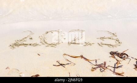 2023 Happy New Year Coming Concept, Zahlen 2023 auf dem Sand Stockfoto