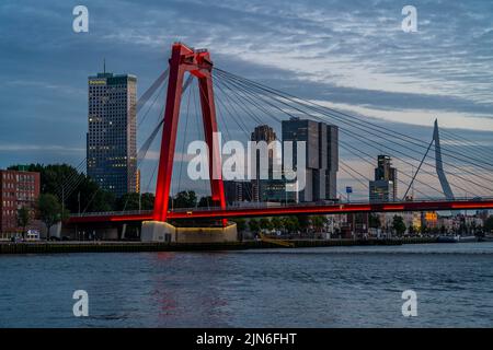 Die Skyline von Rotterdam, an der Nieuwe Maas, Fluss, Wolkenkratzer, Gebäude in der Stadt, Niederlande, Willemsbrug, Erasmusbrug im Hintergrund, Stockfoto