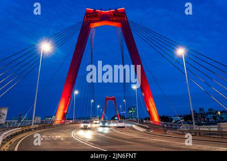 Die Skyline von Rotterdam, auf der Nieuwe Maas, Fluss, Willemsbrug, Brücke, Niederlande Stockfoto