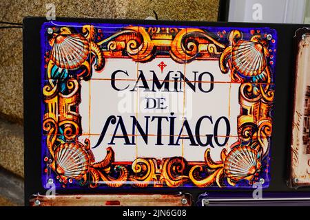 zeichen des Camino de Santiago an einer Wand Stockfoto