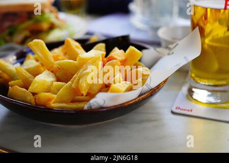 Belgische Pommes Frites (frittiert) und belgisches Bier in Gent, Belgien Stockfoto