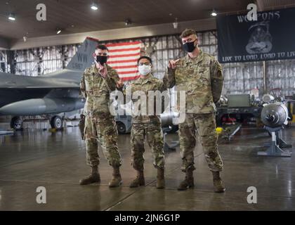 US Air Force Staff Sgt. Kevin Myers (links), ein Leiter des Waffenladerteams, Senior Airmen Victor Odom (Mitte) und Clayton Conklin (rechts), Mitglieder des Waffenladerteams der 14. Aircraft Maintenance Unit, stehen während des Laderaubs im zweiten Quartal auf der Misawa Air Base, Japan, am 16. Juli 2021 vor einem F-16 Fighting Falcon. Diese Wettkämpfe ermöglichen es Teams, ihre Fähigkeiten gegeneinander zu testen, indem sie schnell einsatzbereite Flugzeuge vorbereiten, um sich gegen Gegner zu verteidigen und sie abzuschrecken. (USA Luftwaffe Foto von Airman 1. Klasse Leon Redfern) Stockfoto