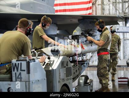 Die Mitglieder des US-Luftwaffenladerteams der 14. Aircraft Maintenance Unit bringen einen Schaden der AGM-88 an einem F-16 Fighting Falcon an und überprüfen die technischen Aufträge während des Ladewettbewerbs im zweiten Quartal auf dem japanischen Luftwaffenstützpunkt Misawa, 16. Juli 2021. Technische Aufträge sind Checklisten, die Airmen befolgen müssen, um sicherzustellen, dass alle Verfahren ordnungsgemäß durchgeführt werden. (USA Luftwaffe Foto von Airman 1. Klasse Leon Redfern) Stockfoto