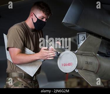 Clayton Conklin, Senior Airman der US Air Force, 14. Aircraft Maintenance Unit, Mitglied des Waffenladerteams, bringt während des Lastwettbewerbs im zweiten Quartal auf der Misawa Air Base, Japan, am 16. Juli 2021 Flossen an eine Hochgeschwindigkeits-Anti-Strahlungsrakete der AGM-88 an. Waffenlast-Crew Airmen stellt sichere, zuverlässige und effektive Flugzeuge und Munitionsmittel zur Verfügung, um Mission-fähig zu bleiben, um unsere Gegner im Indo-Pazifik-Raum abzuschrecken. (USA Luftwaffe Foto von Airman 1. Klasse Leon Redfern) Stockfoto