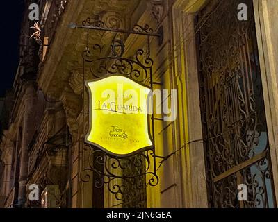 Malerische Außenansicht und Schilderansicht von 'La Mansión Camaguey', dem historischen, emblematischen Paladar La Guarida in der Concordia-Straße in Havanna, Kuba. Stockfoto