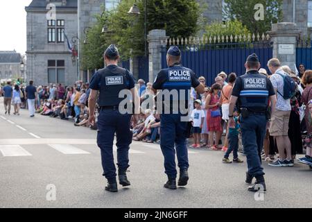 Quimper, Frankreich - 24 2022. Juli: Beamte der Polizei municipale patrouillieren während des Cornouaille-Festivals. Stockfoto