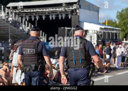 Quimper, Frankreich - 24 2022. Juli: Zwei Beamte der Police Nationale patrouillieren während des Cornouaille-Festivals im Stadtzentrum. Stockfoto