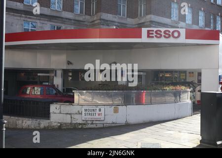 Legendäre Tankstelle an der Ecke Park Lane und Mount Street in London. Es ist in das Wohnzimmer in der Innenstadt eingebaut und bietet guten Service Stockfoto