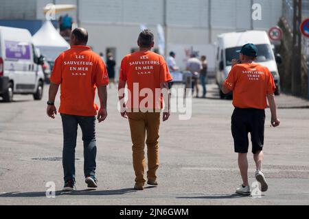 Douarnenez, Frankreich - Juli 17 2022: Küstenwache der freiwilligen Organisation SNSM (Société Nationale de Sauvetage en Mer). Stockfoto