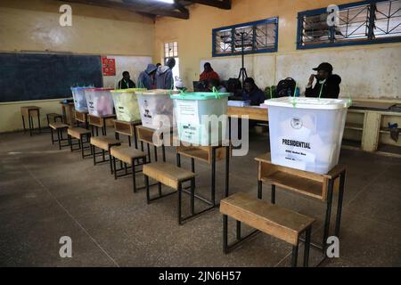 Wahlurnen mit bereits angekreuzte Wahlunterlagen, die während der Parlamentswahlen am 9. August 2022 an der Olympic Primary School in den Slums von Kibera gesehen wurden. Am 9. August 2022 finden in Kenia Parlamentswahlen statt. Die Wähler werden den Präsidenten, die Mitglieder der Nationalversammlung und des Senats, die Gouverneure von Kenia und die Mitglieder der 47 Bezirksversammlungen Kenias wählen. Nach fünf Jahren finden in Kenia Parlamentswahlen statt. Dies wird die dritte Parlamentswahl und der vierte Präsident seit der Verkündung des Verfassungsreferendums von 2010 sein. Stockfoto