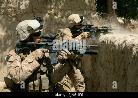 IN DER NÄHE von HASAAN ABAD, PROVINZ HELMAND, AFGHANISTAN - 03. Juli 2009 - US Marines Sgt Ryan Pettit, links und CPL. Matthew Miller, aus dem Bataillon 2., 8. Ma Stockfoto