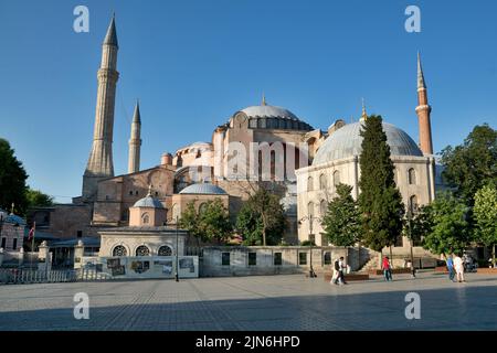 Istanbul, Türkei: Hagia Sophia. Erbaut vom östlichen römischen Kaiser Justinian I. als christliche Kathedrale von Konstantinopel Stockfoto
