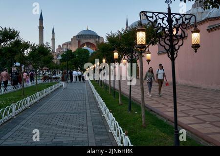 Istanbul, Türkei: Hagia Sophia bei Sonnenuntergang. Erbaut vom östlichen römischen Kaiser Justinian I. als christliche Kathedrale von Konstantinopel Stockfoto