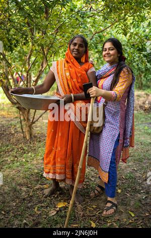 Schöne bengalische, indische Frau lächelt vor der Kamera. Stockfoto