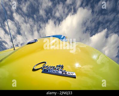 Corvette Stingray Schriftzug und Logo des Oldtimer auf gelber Farbe, fotografiert mit Weitwinkel in Hannover, 23. Juli 2022 Stockfoto