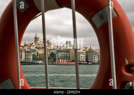 Beyoğlu, Istanbul, Türkei: Fotografiert durch einen lebensrettenden Ring Stockfoto