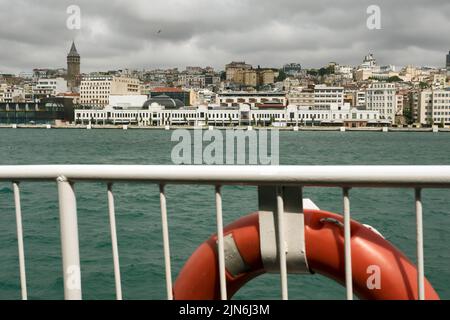 Beyoğlu, Istanbul, Türkei: Fotografiert durch einen lebensrettenden Ring Stockfoto