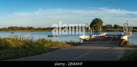 Wageningen, Niederlande, 07.08.2022, Fährdienst auf der Nederrijn von Wageningen nach Opheusden in der Nähe des Naturparks Blauwe Kamer Stockfoto