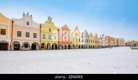 Hauptplatz von Telc mit seinen berühmten bunten Häusern aus dem 16.. Jahrhundert, seit 1992 UNESCO-Weltkulturerbe, an einem Wintertag mit fallendem Schnee. Stockfoto