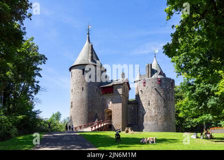 Touristen besuchen Castell Coch Castle Coch oder Red Castle Tongwynlais Cardiff South Wales UK GB Europe Stockfoto