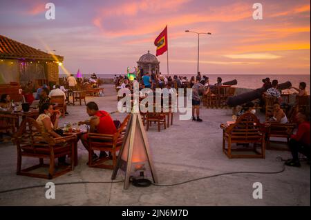 Wunderschöner Sonnenuntergang von der beliebten Lounge-Bar Cafe del Mar auf der Baluarte Santo Domingo in der alten ummauerten Stadt Cartagena, Kolumbien Stockfoto