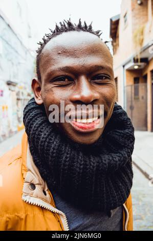 Nahaufnahme eines schwarzen Mannes afrikanischer Ethnie, der lächelt Stockfoto