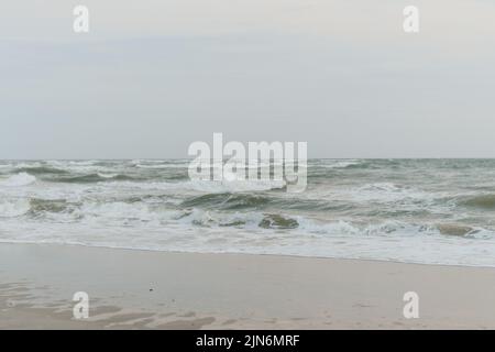 Raue Wellen, die an der Küste von North Carolina, USA, in den Sand stürzen Stockfoto