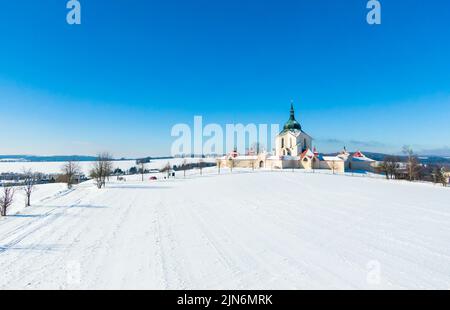 Luftdrohnenaufnahme der Wallfahrtskirche des heiligen Johannes von Nepomuk, Zdar nad Sazavou, Tschechische Republik. UNESCO-Weltkulturerbe. Altes Kloster in Zelena Hora h Stockfoto