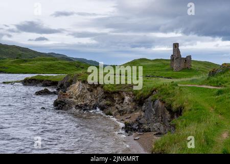 Inchnadamph, Großbritannien - 28. Juni 2022: Blick auf das Ardvreck Castle am Loch Assynt in den schottischen Highlands Stockfoto