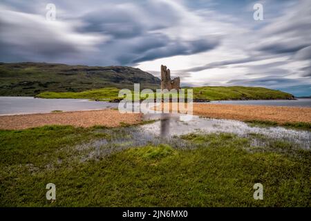 Inchnadamph, Vereinigtes Königreich - 28. Juni 2022: Langzeitaufnahme des Ardvreck Castle am Loch Assynt in den schottischen Highlands Stockfoto