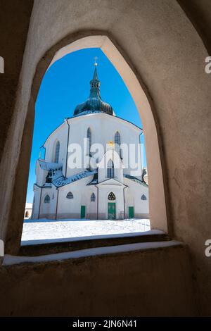 Die Pilgerkirche des Hl. Johannes von Nepomuk auf Zelena Hora - Grüner Berg, Zdar nad Sazavou, Tschechische Republik, UNESCO-Weltkulturerbe. Winterwetter mit Schnee Stockfoto