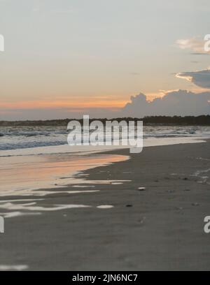 Sonnenuntergang Reflexion im Sand an der Küste von North Carolina USA Stockfoto