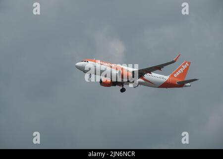 Airbus A320-214 Easy Jet hebt vom Flughafen Neapel in Italien ab. Stockfoto