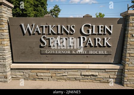 Metall- und Steinschild am Eingang zum Watkins Glen State Park in Watkins Glen, New York, USA Stockfoto