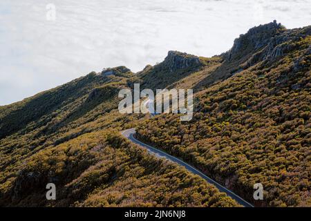 Straße in den Bergen über den Wolken, in der Nähe von Santana, Madeira Stockfoto