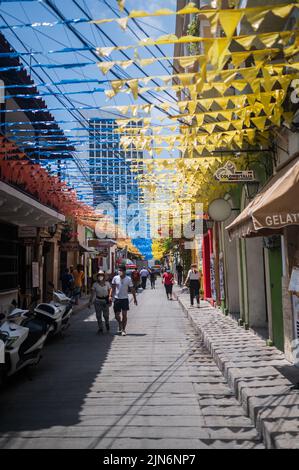 Die Straßen des coolen Viertels Getsemani sind mit farbigen Flaggen geschmückt, Cartagena de Indias, Kolumbien Stockfoto