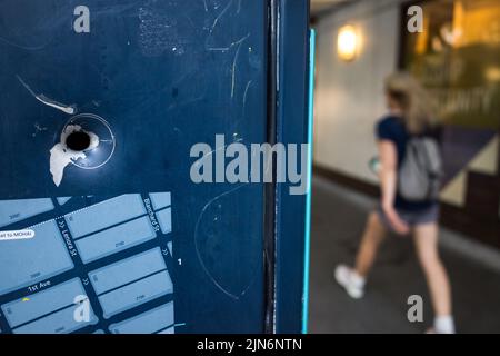 Seattle, USA. 8. August 2022. Informationskarte 5. und Pike Westlake mit Schussschaden. Stockfoto