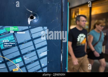 Seattle, USA. 8. August 2022. Informationskarte 5. und Pike Westlake mit Schussschaden. Stockfoto